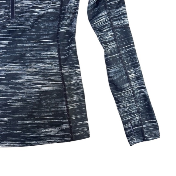 Woman’s Under Armour Gray and Black Fitted Long Sleeve Hoodie w/ thumb holes XS - Picture 5 of 14